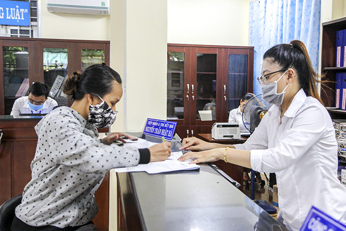 Cán bộ bộ phận một cửa UBND phường Xương Huân hướng dẫn thủ tục cho người dân.  