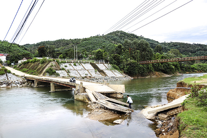 Cầu tràn sông Trang bị gãy đổ, sập trôi đoạn mố cầu.
