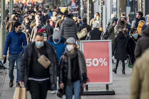 Bất chấp diễn biến dịch phức tạp, người dân vẫn đổ xô tới các khu phố mua sắm tại đại lộ Kurfurstendamm (Berlin, Đức).