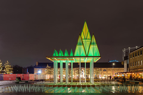 Quảng trường Granary (King Cross, London, Anh) trang trí với phong cách “Giáng sinh truyền thống phi truyền thống” trong bối cảnh đảo quốc Sương mù hủy bỏ nhiều hoạt động mùa lễ hội do dịch bệnh hoành hành.