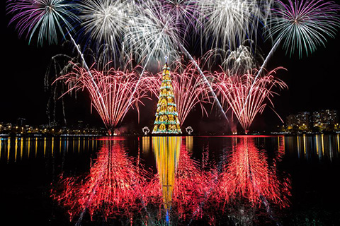  Pháo hoa chào mừng cây Giáng sinh nổi cao nhất thế giới với hơn 3,1 triệu đèn trang trí đặt tại vịnh Rodrigo de Freitas (Rio de Janeiro, Brazil).