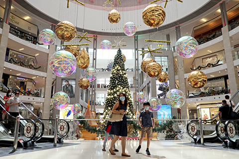 Người dân dạo chơi mua sắm trong một siêu thị tại thủ đô Kuala Lumpur (Malaysia).