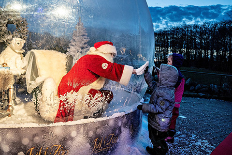 Ông già Noel tại vườn thú Aalborg (Đan Mạch).