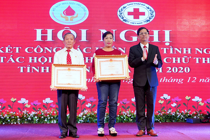 Ông Nguyễn Tấn Tuân trao bằng khen Thủ tướng Chính phủ cho 2 gia đình tiêu biểu trong phong trào hiến máu tình nguyện