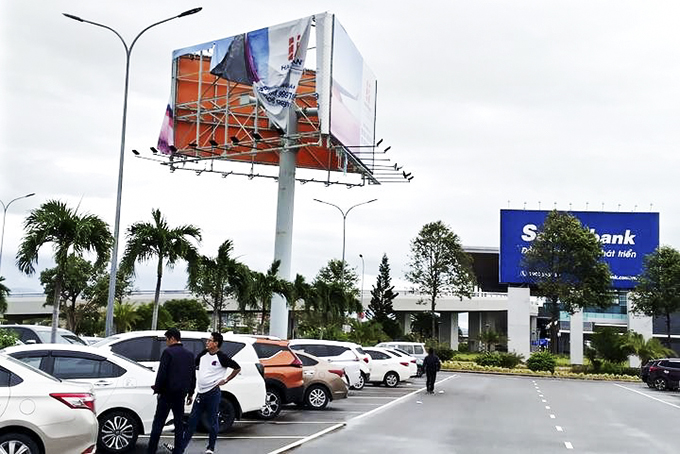 Bảng quảng cáo nhếch nhác