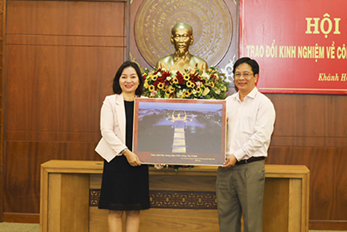 Đồng chí Hồ Văn Mừng tặng quà lưu niệm cho đại diện đoàn công tác của tỉnh Bình Dương.  