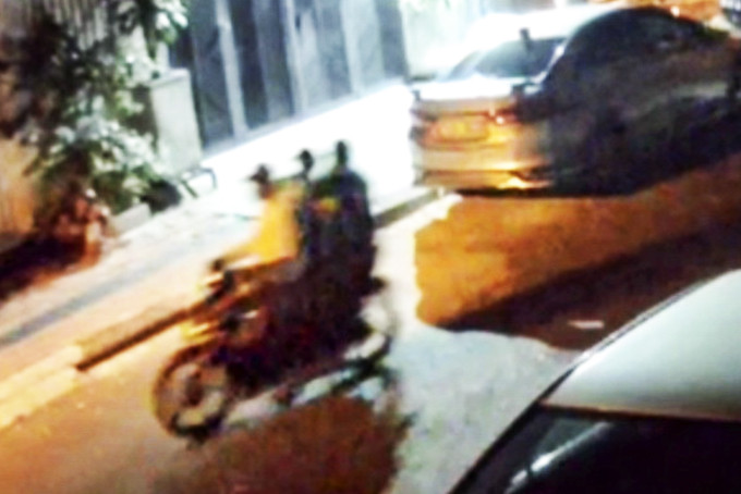 Hình ảnh camera an ninh ghi lại nhóm nghi phạm cùng đi trên xe gắn máy đã gây ra vụ trộm tại nhà bà Trang. 
