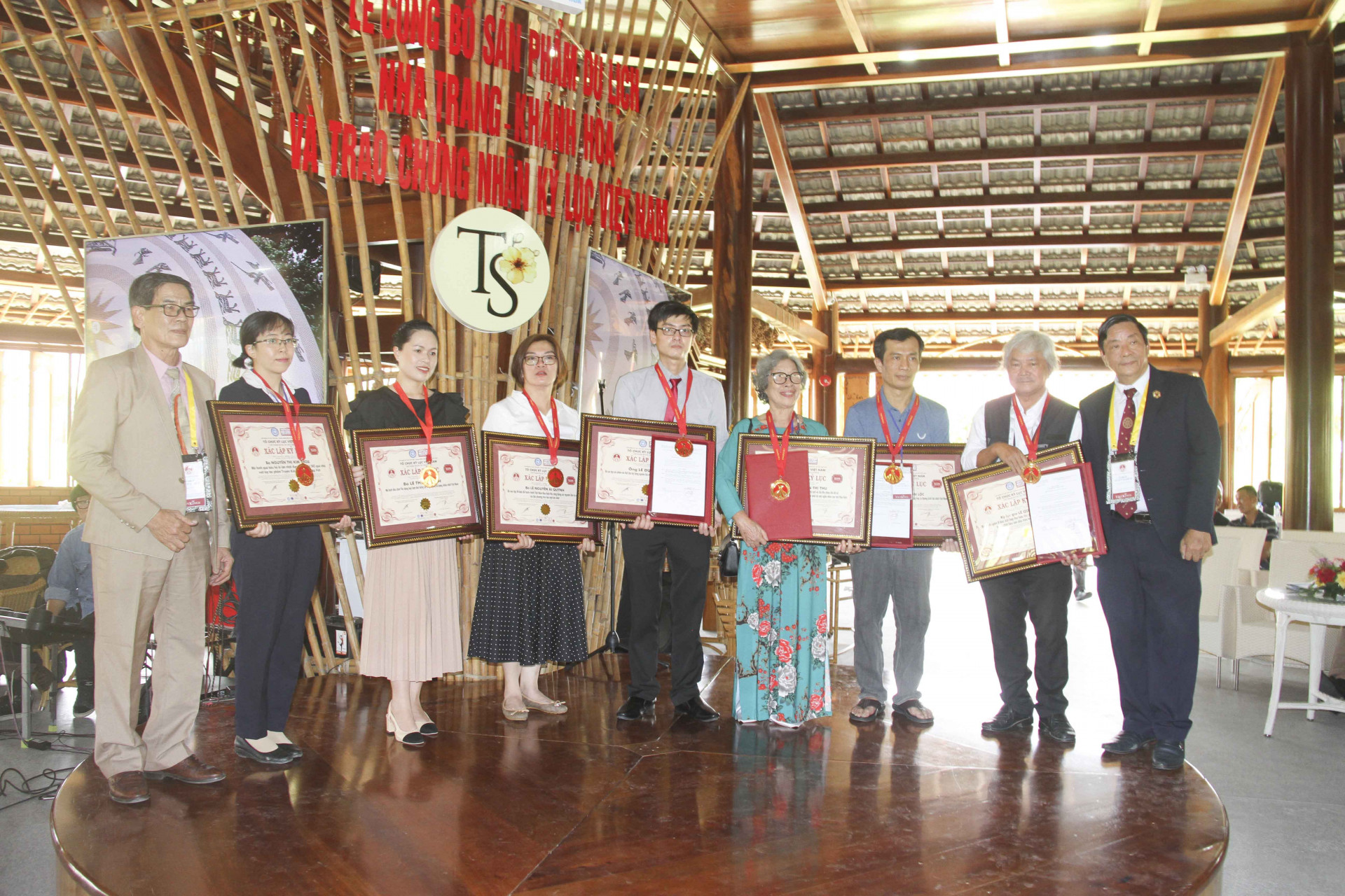 Đại diện Tổ chức Kỷ lục Việt Nam trao bằng chứng nhận kỷ lục Việt Nam cho các cá nhân, tập thể có sản phẩm trưng bày tại Làng nghề Trường Sơn 