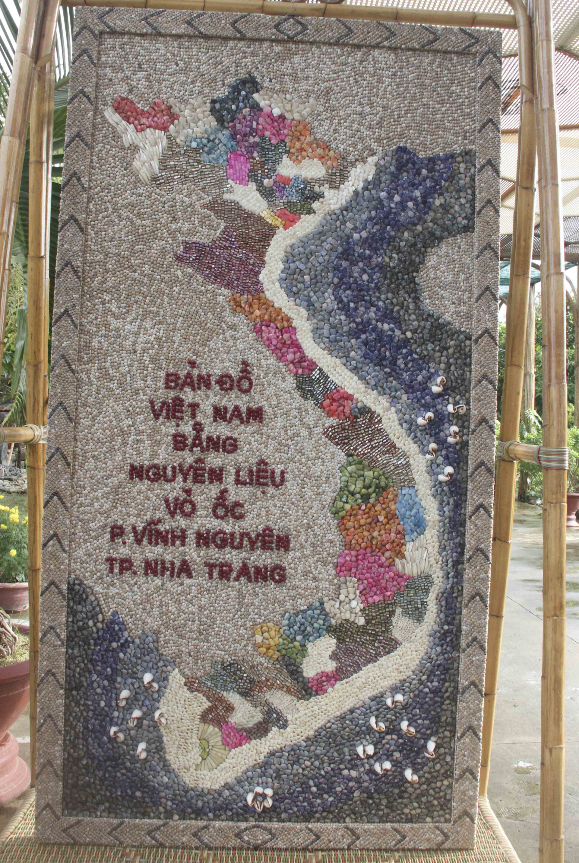 Bản đồ Việt Nam làm bằng vỏ ốc ở phường Vĩnh Nguyên, TP. Nha Trang được trưng bày ở Làng nghề Trường Sơn