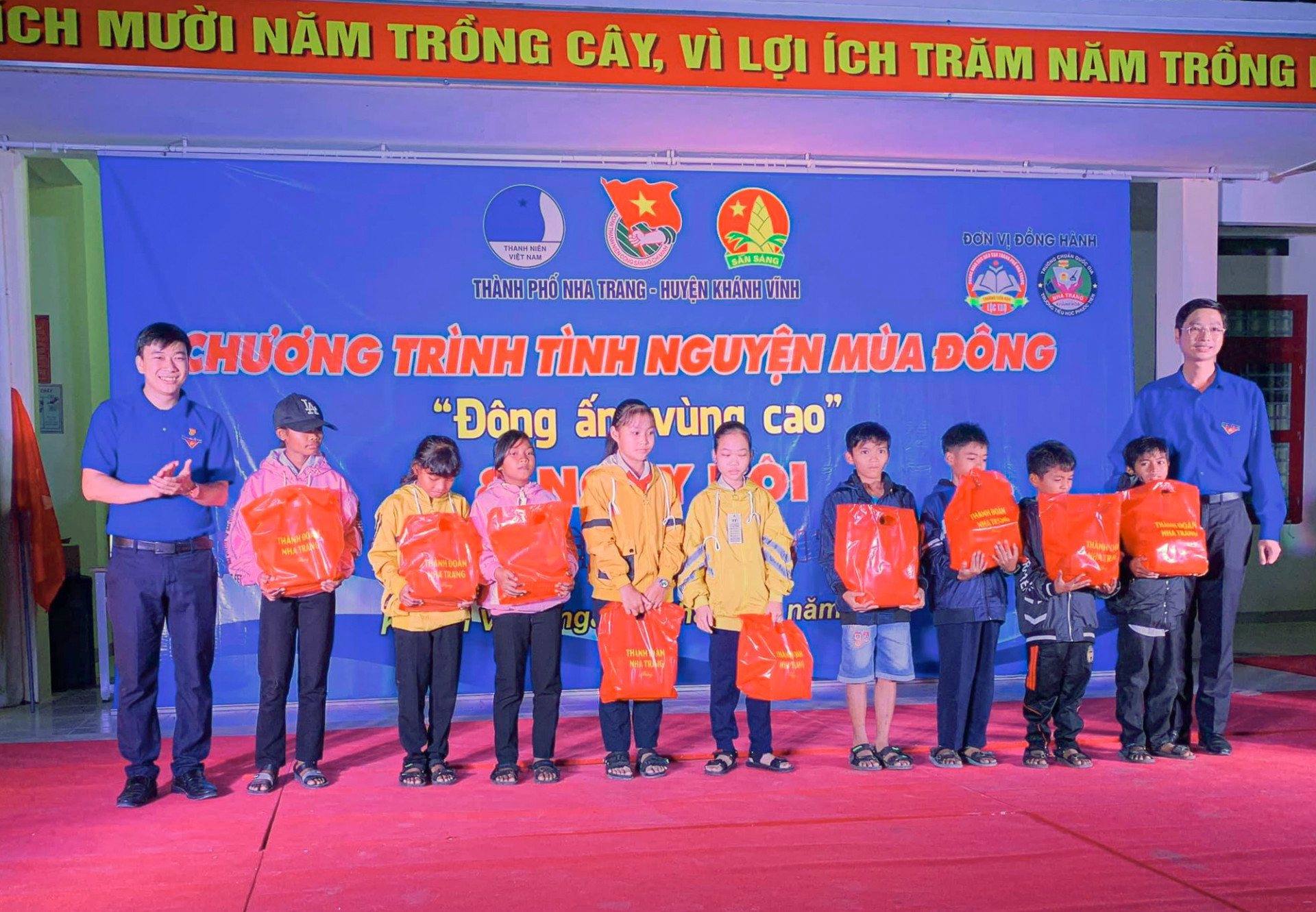 Thành đoàn Nha Trang trao học bổng cho các học sinh