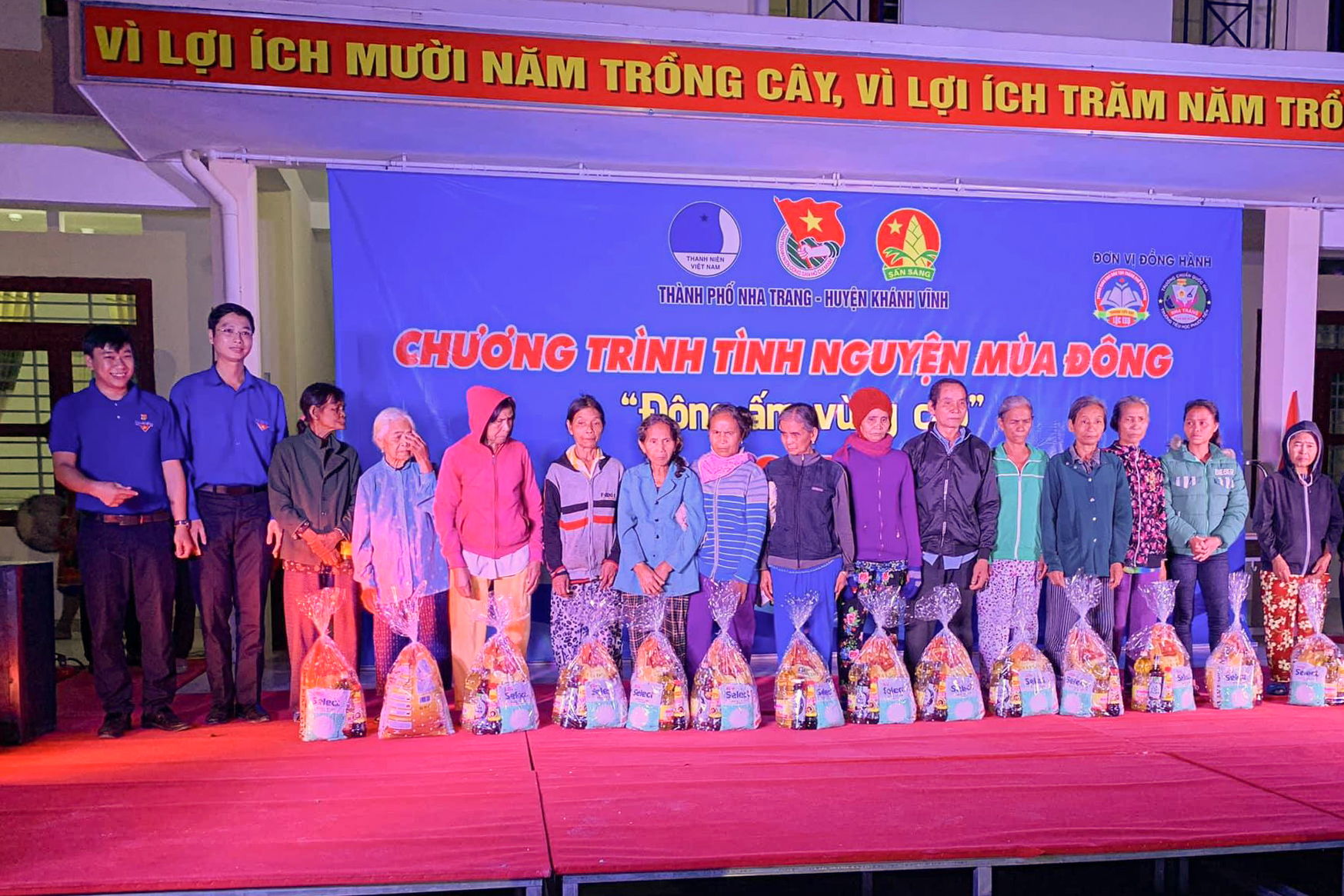 Thành đoàn Nha Trang trao quà cho các gia đình khó khăn của huyện Khánh Vĩnh