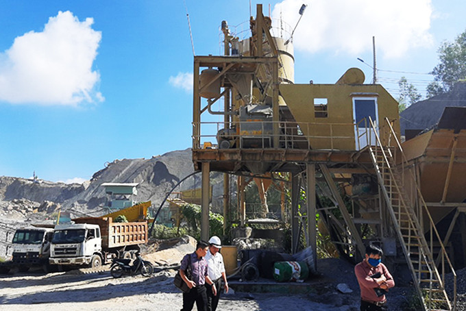 Trạm trộn bê tông của Công ty TNHH Xây lắp số 1 (phường Ninh Giang)  xây dựng trái phép trong mỏ đá.