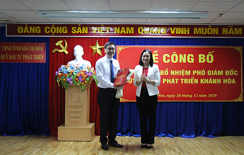 Bà Trần Thu Mai - Giám đốc Sở Nội vụ trao quyết định cho ông Lương Thái Quang