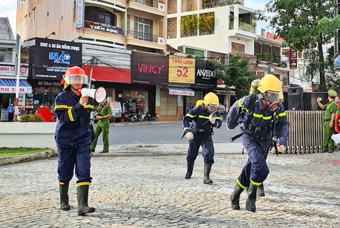 Lực lượng chữa cháy chuyên nghiệp mang mặt nạ phòng độc tiếp cận hiện trường hỏa hoạn