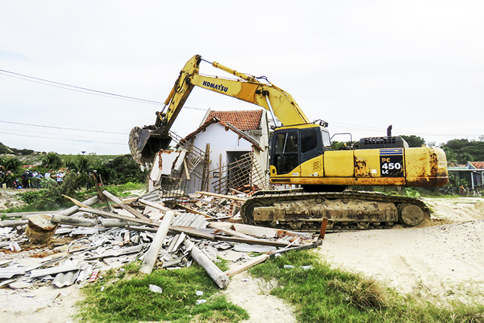 Vạn Ninh: Cưỡng chế giải phóng mặt bằng 2 hộ dân tại dự án giao thông Quốc lộ 1 đi Đầm Môn