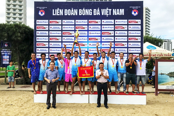 Ban tổ chức trao cúp vô địch cho đội Cam Lâm.