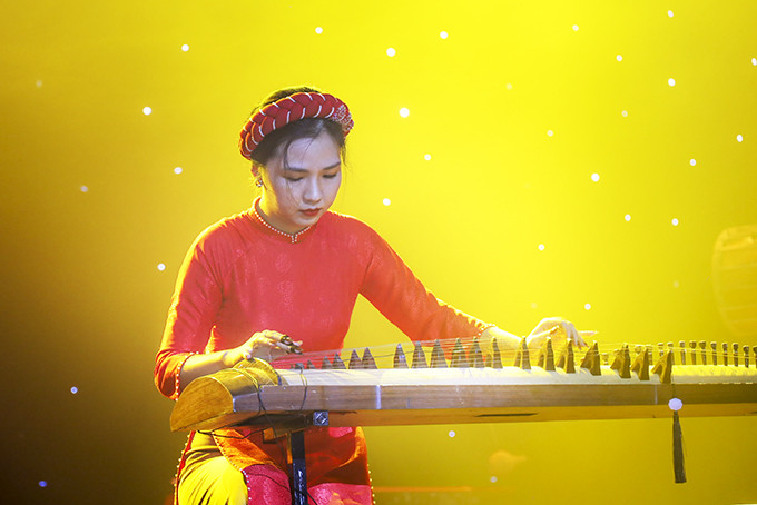 Artist Phuong Linh performing 16-chord-zither solo