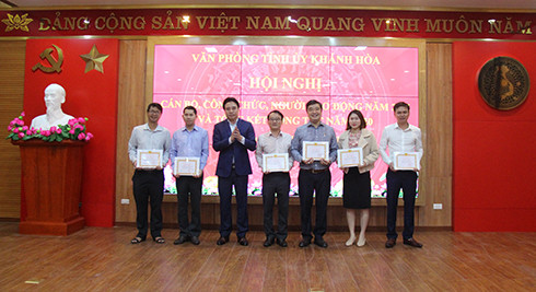 Ông Nguyễn Khắc Toàn trao Giấy khen của Văn phòng Tỉnh ủy cho các cá nhân đạt danh hiệu Chiến sĩ thi đua cơ sở năm 2020