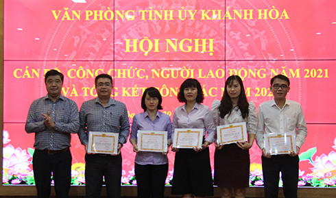 Ông Tạ Hồng Quang - Chánh Văn phòng Tỉnh ủy trao Giấy khen cho các tập thể đạt thành tích xuất sắc năm 2020