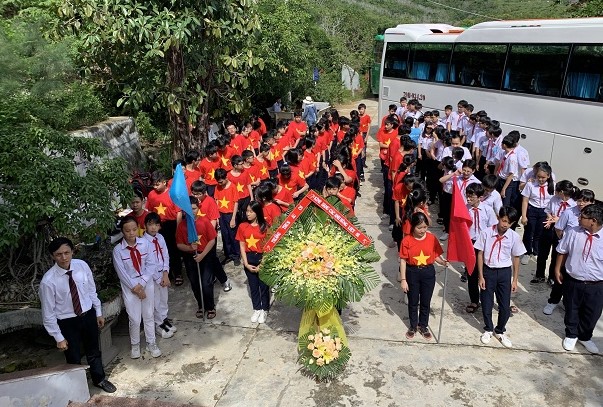 Trường THCS Âu Cơ tổ chức "Hành trình về nguồn" thăm di tích Tàu không số