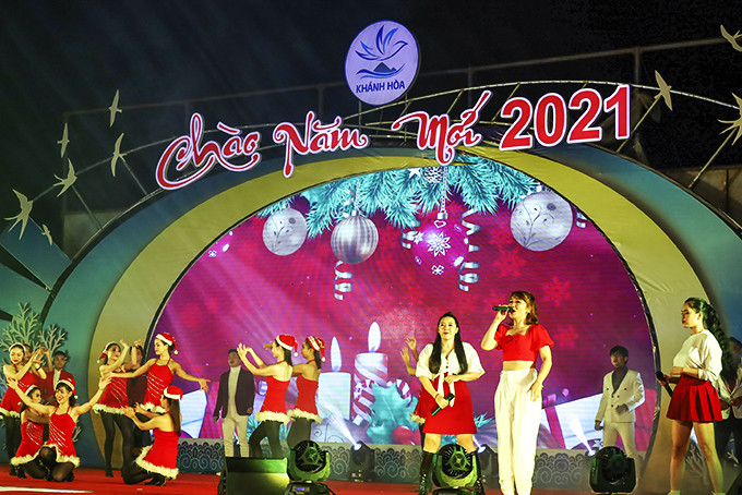 Artists of Khanh Hoa’s Center of Culture and Cinema performing at music-fashion show