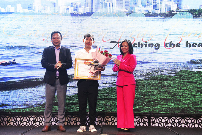 Ms. Thai Thi Le Hang awarding slogan winner
