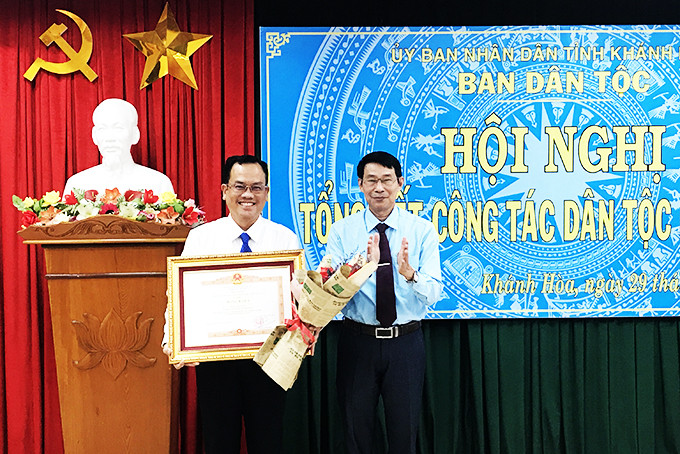 Đồng chí Đinh Văn Thiệu trao bằng khen của Thủ tướng Chính phủ  cho ông Đặng Văn Tuấn.