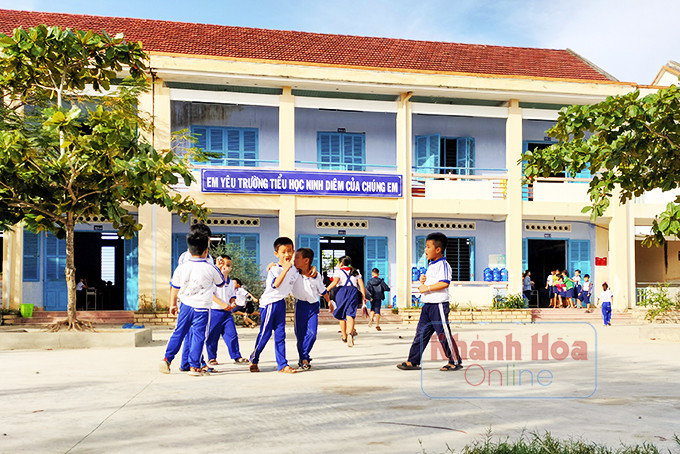 Các học sinh Trường Tiểu học Ninh Diêm nô đùa trong sân trường.