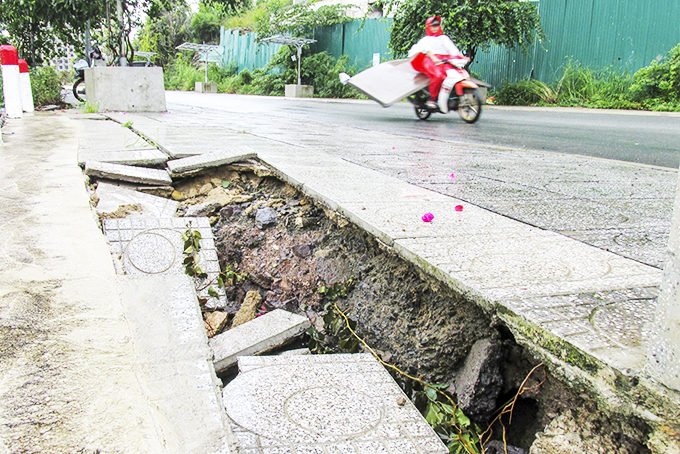 "Hàm ếch" bên đường