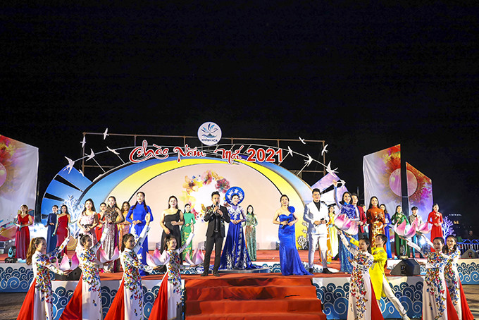 Khanh Hoa artists performing in 2021 New Year art show at 2-4 Square (Nha Trang City)