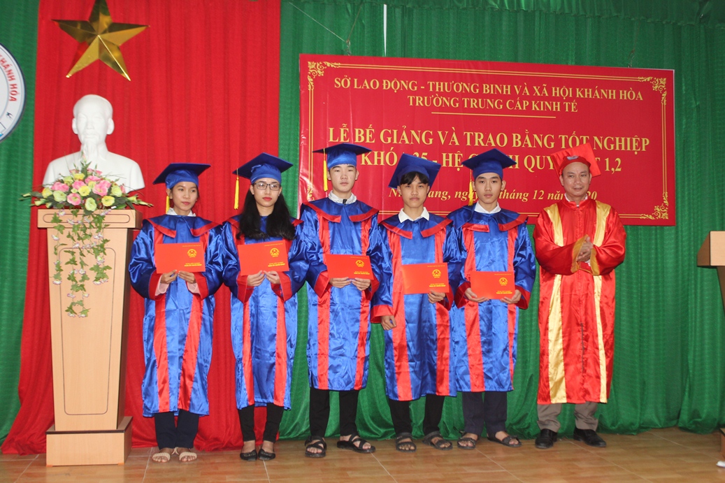 Lãnh đạo nhà trường trao bằng tốt nghiệp cho học sinh.