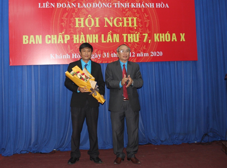 Ông Bùi Thanh Bình (bên trái) được bầu giữ chức Chủ tịch Liên đoàn Lao động tỉnh.