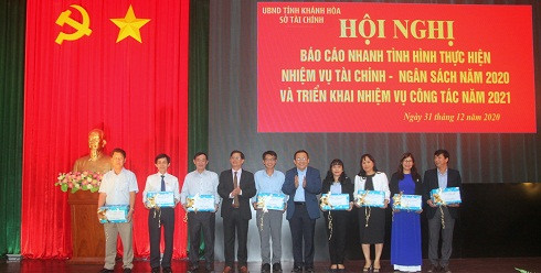 Lãnh đạo tỉnh Khánh Hòa trao quà cho đại diện các cơ quan, đơn vị.