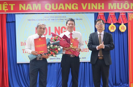 Ông Nguyễn Tấn Tuân trao quyết định bổ nhiệm và tặng hoa chúc mừng ông Nguyễn Văn Lực và ông Nguyễn Mạnh Hùng. 
