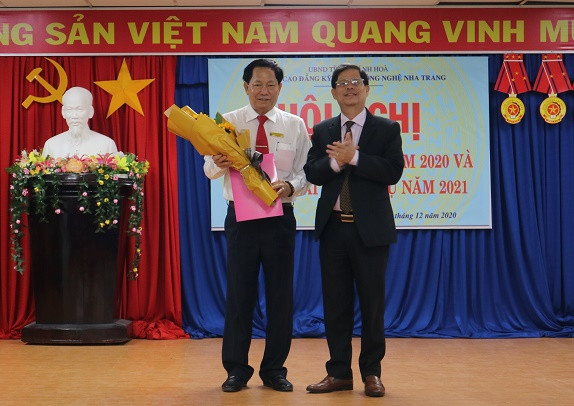 Ông Nguyễn Tấn Tuân tặng hoa cho ông Trần Văn Hải. 
