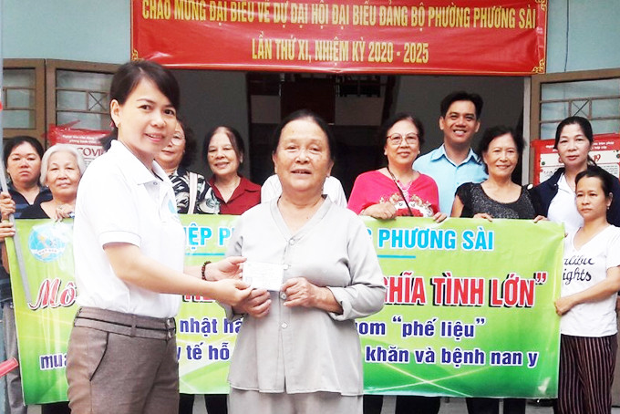 Phụ nữ Nha Trang thu gom phế liệu gây quỹ tặng thẻ bảo hiểm y tế cho phụ nữ gặp khó khăn.
