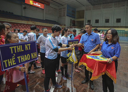 Ban tổ chức trao cờ cho các đội bóng.