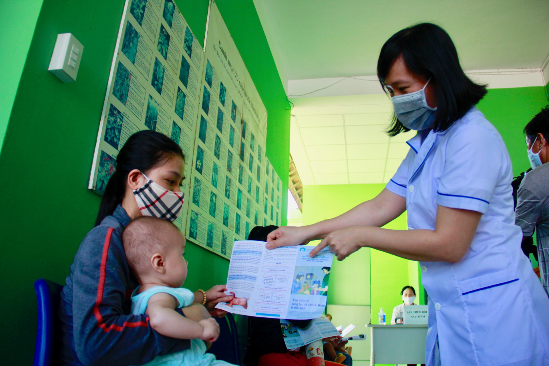Cán bộ DS-KHHGĐ, Trung tâm y tế xã Vĩnh Thái, TP.Nha Trang tư vấn dịch vụ kế hoạch hóa gia đình