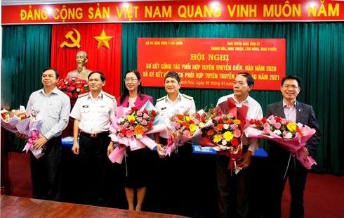 Chuẩn Đô đốc Phạm Văn Luyện tặng hoa chúc mừng các đại biểu tại hội nghị.