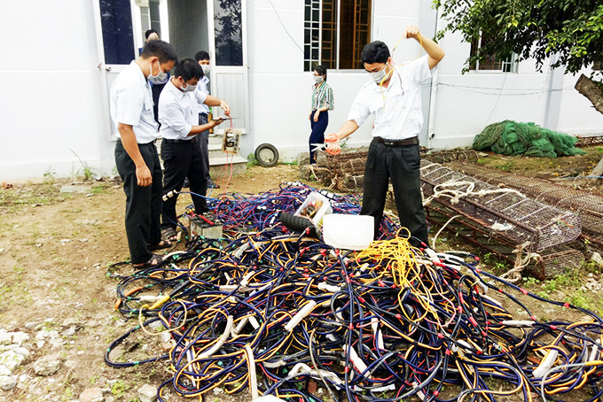 Lực lượng chức năng tiêu hủy số ngư cụ tịch thu từ các tàu cá vi phạm trên vùng biển Vạn Ninh. 
