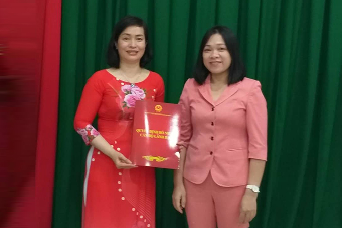 Bà Lê Thị Nguyệt (bên trái) nhận quyết định.