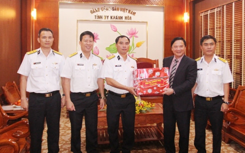 Ông Nguyễn Khắc Định trao tặng quà Tết đến cán bộ, chiến sĩ Lữ đoàn.
