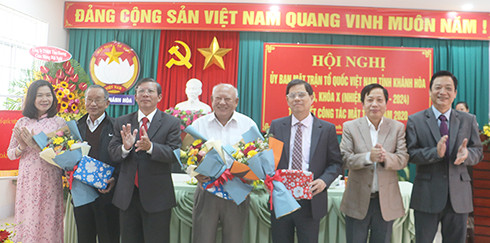 Đồng chí Hà Quốc Trị trao hoa và quà  cho các đồng chí thôi tham gia Ủy viên UBMTTQ Việt Nam tỉnh.