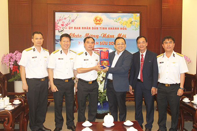 Đồng chí Lê Hữu Hoàng tặng quà lưu niệm của tỉnh cho Lữ đoàn Tàu ngầm 189 Hải quân.