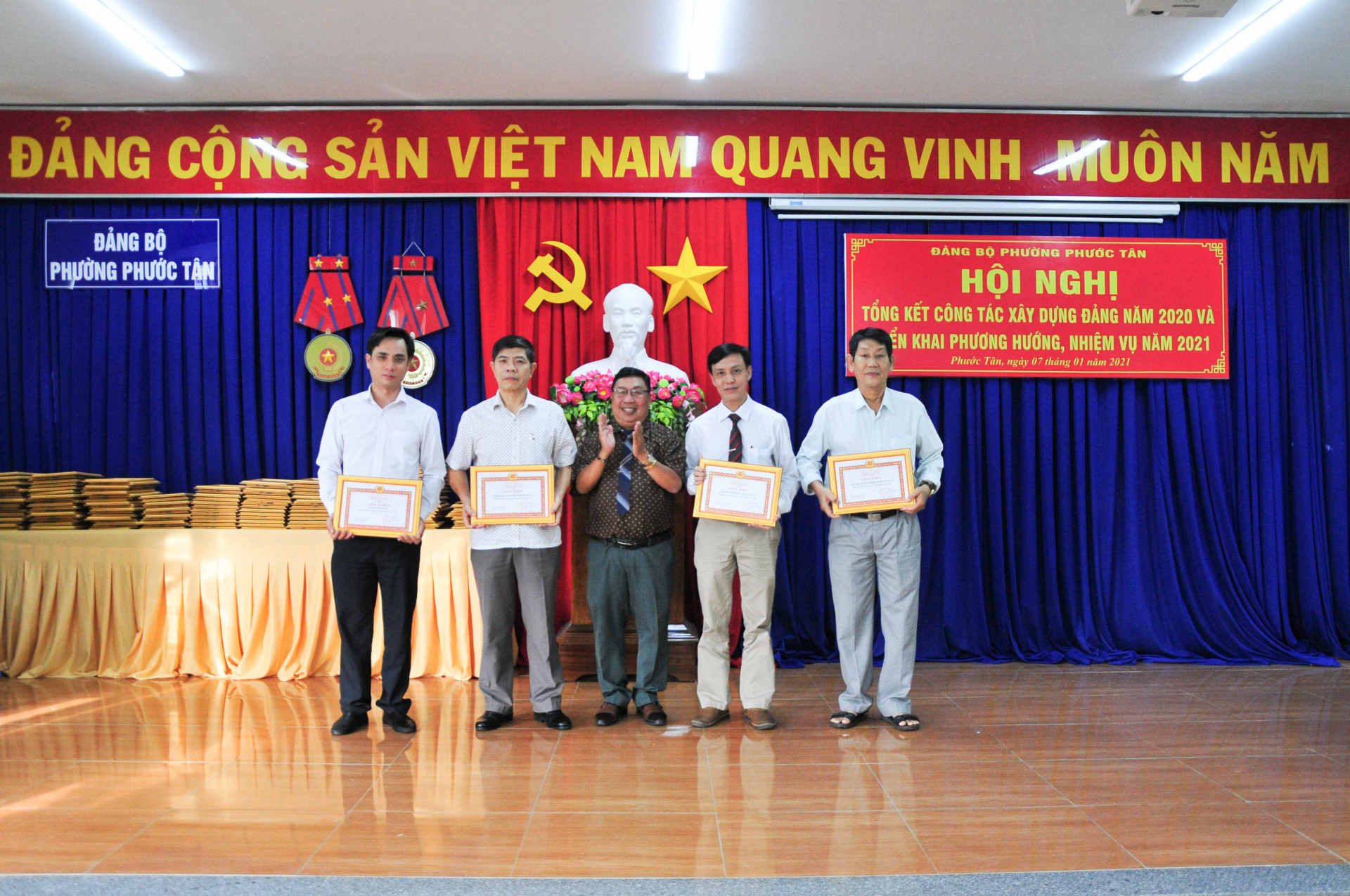 Đảng uỷ phường Phước Tân khen thưởng các tập thể xuất sắc trong công tác xây dựng Đảng