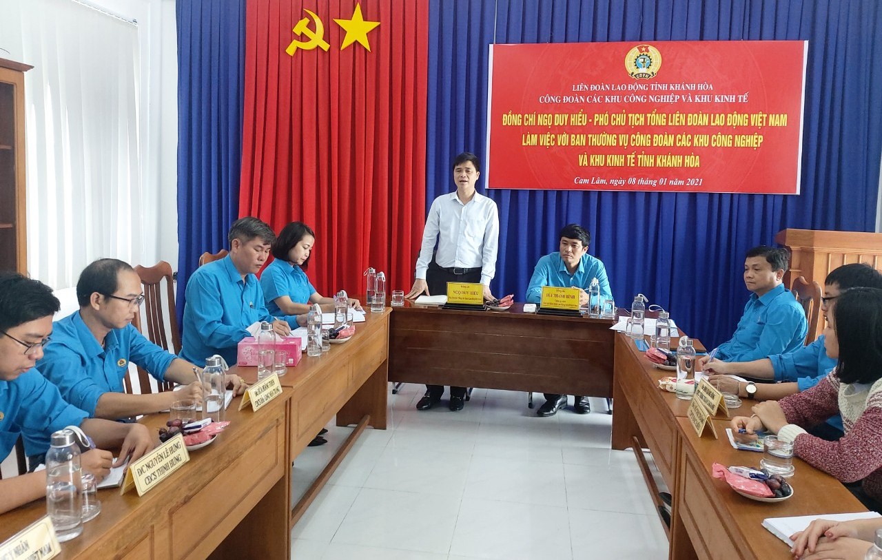 Ông Ngọ Duy Hiển phát biểu tại buổi làm việc với Công đoàn các Khu công nghiệp và Khu kinh tế tỉnh Khánh Hòa.