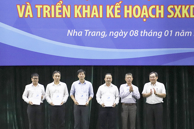 Lãnh đạo Tổng Công ty Khánh Việt giao kế hoạch sản xuất kinh doanh cho các đơn vị.
