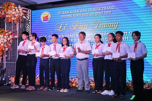 Phòng Giáo dục và Đào tạo TP. Nha Trang tuyên dương học sinh, giáo viên đạt thành tích trong các kỳ thi