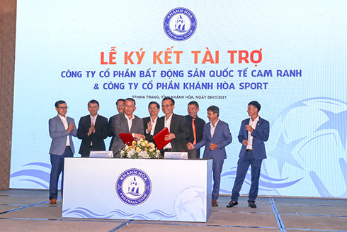 Signing ceremony between Khanh Hoa FC’s sponsor and management unit 