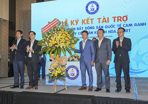 Chairman of Khanh Hoa Provincial People's Committee Nguyen Tan Tuan (second from left) presents flowers leadership of Khanh Hoa FC